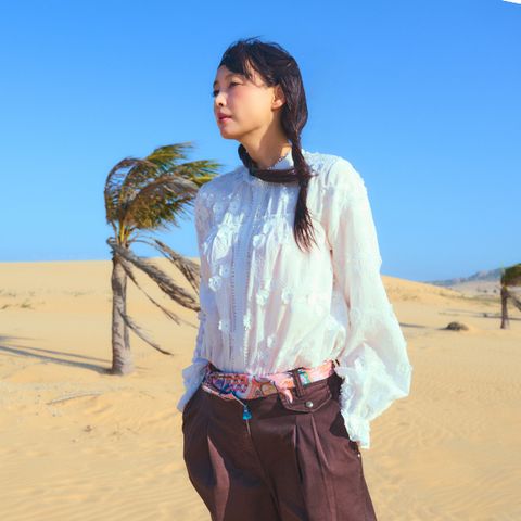 26SS  블루밍 아플리케 자수 블라우스