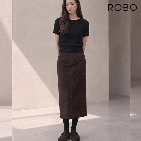 로보 26FW 스웨이드 펜슬핏 맥시 스커트