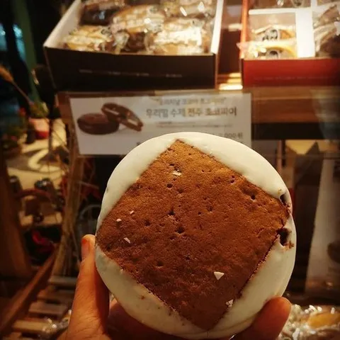 셀러허브 식품 전주 초코파이 10개+종이백 화이트 전주 수제초코파이 부모님 추석선물