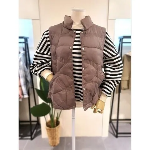 미스칸트 KNDWOA03BR 스티치 버튼 덕다운 패딩 조끼 BR