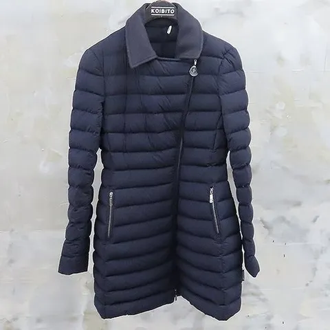 몽클레어 고이비토 중고명품 MONCLER(몽클레어) 4939090 네이비 컬러 NOUES(노어에스) 사선 지퍼 다운 롱 패딩