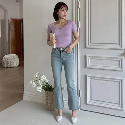 신상오픈런 KHTA5DF여성 라운드넥 버튼 슬림핏 세미 크롭 반팔 티셔츠25231174597559