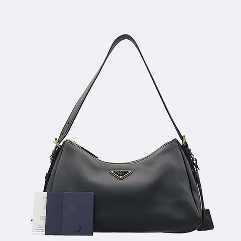 프라다 고이비토 중고명품 Prada(프라다) 1BC229 블랙 나파 에메 트라이앵글 로고 장식 미디엄 가죽 숄더 호보