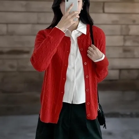 패션플러스 다잇템] 여성 스웨터 빨간 일상룩 FW 라운드 트위스트 카디건22585892588872
