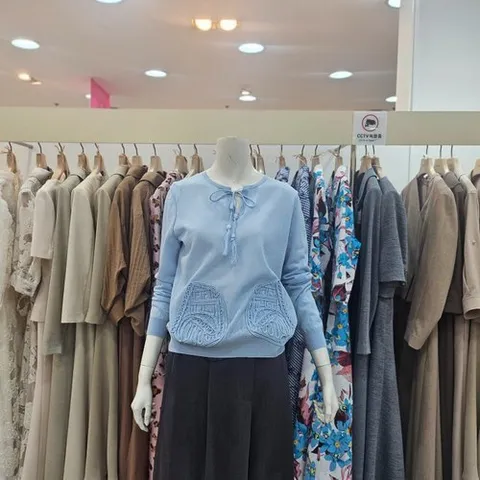 지고트 [JIGOTT] 라운드넥리본포인트니트JS5B1PO501DG