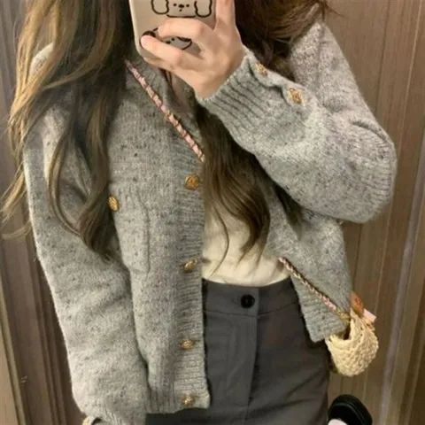 셀러허브 패션 미니멀 그레이시크 금장버튼 소프트니트 (52779748)