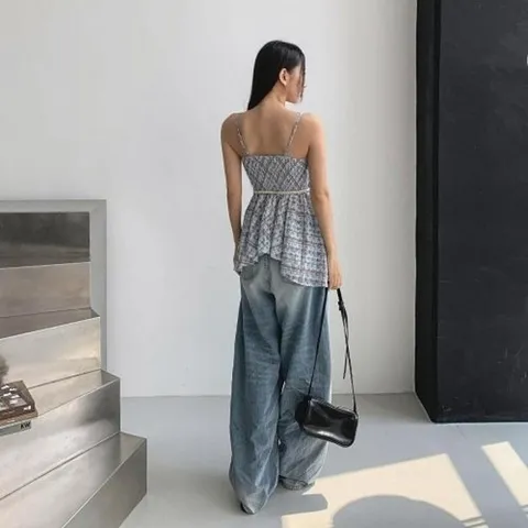 패션플러스 [다잇템] [다잇템] 여성 SS 슬리브리스 스트랩 펀칭 격자 언발 잔주름 블라우스21955945588872