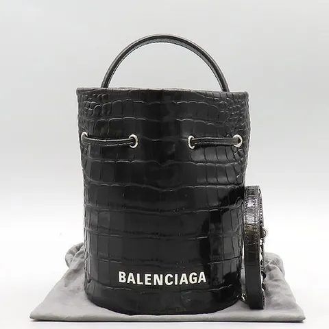 발렌시아가 중고명품 Balenciaga(발렌시아가) 638342 블랙 크로커다일 패턴 레더 에브리데이 XS 드로우스트링 버킷백