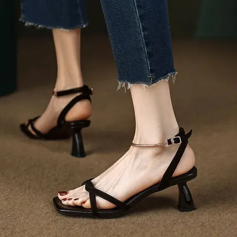 패션플러스 [셀럽하우스] 골드 ZAPGYWEK 발목장식 하이힐 샌들 777