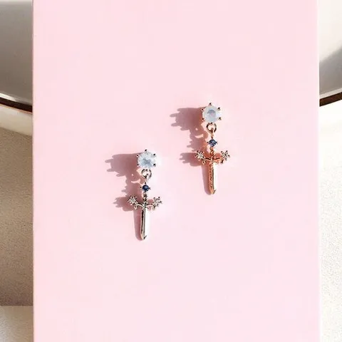 패션플러스 [셀럽하우스] (낱개판매) CUARLBRQ 천사의 검 드롭 귓바퀴 피어싱