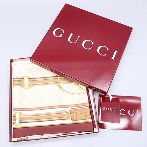 구찌 고이비토 중고명품 (미사용) Gucci(구찌) 813625 베이지 실크 프린트 까레 스카프