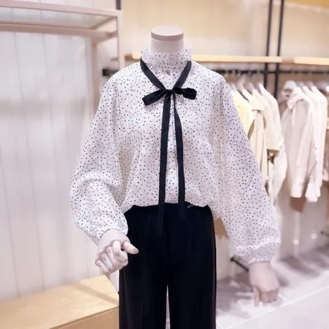 시에로 SJ2SHF051핀턱 하이넥 도트 자카드 블라우스