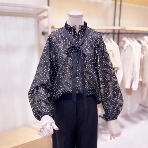 시에로 SJ2SHF051하이넥 도트 자카드 블라우스