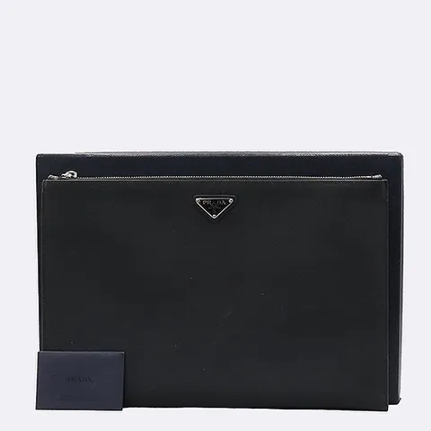 프라다 고이비토 중고명품 Prada(프라다) 2NG001 블랙 컬러 사피아노 레더 은장 삼각로고 클러치백