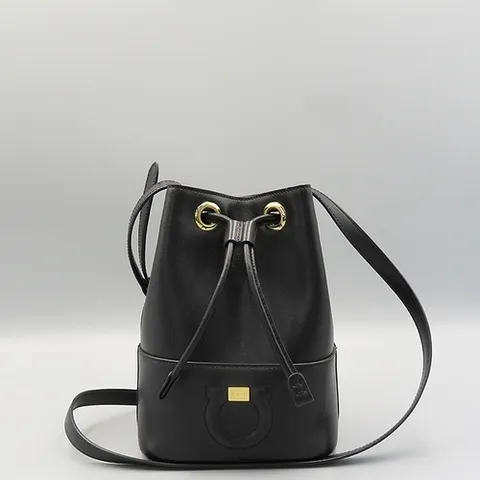 페라가모 고이비토 중고명품 Ferragamo(페라가모) 21 H484 블렉 레더 간치니 금장 버킷 숄더백