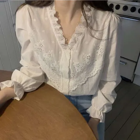 넥프릴 플라워 블라우스