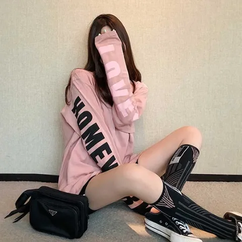 여자 간절기 가을 데이트 룩 레터링 긴팔