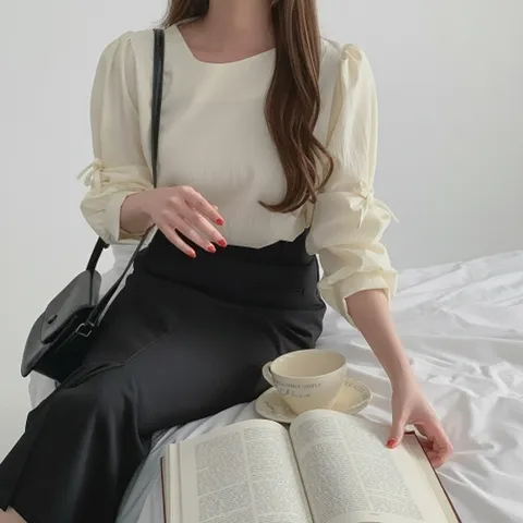 |KHH43E7|여성 라운드넥 퍼프소매 리본 장식 블라우스