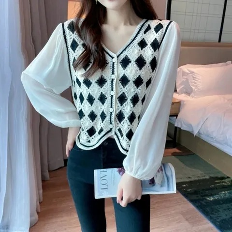 다디아패턴 플라워패턴 뜨게자수 긴팔 크롭 블라우스