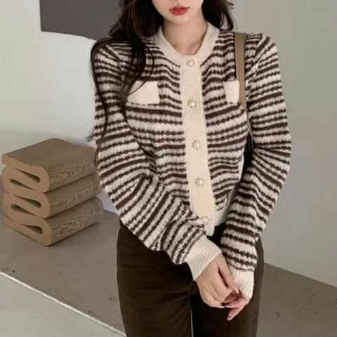 상견례 하객룩 스트라이프 니트 라운드넥 가디건 오피