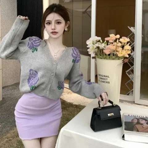 브이넥 무늬 보라꽃 가디건 니트 데일리룩