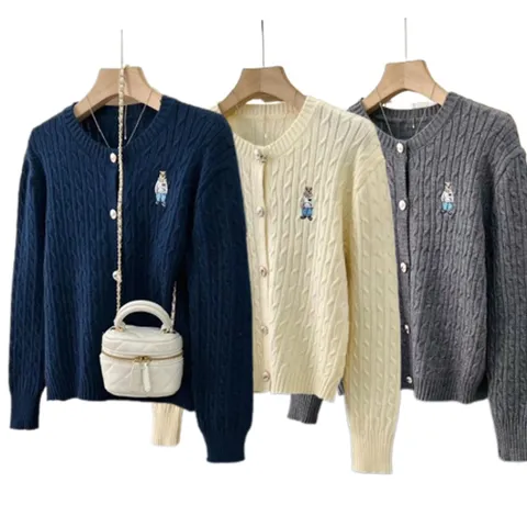 23606131 -베어 자수 꽈베기 니트 가디건/고퀄리티/데일리/소프트니트/중간길