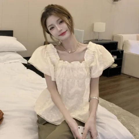 프릴 밴딩 스퀘어넥 레이스펀칭 디테일 반팔 블라우스 (WF6C620)