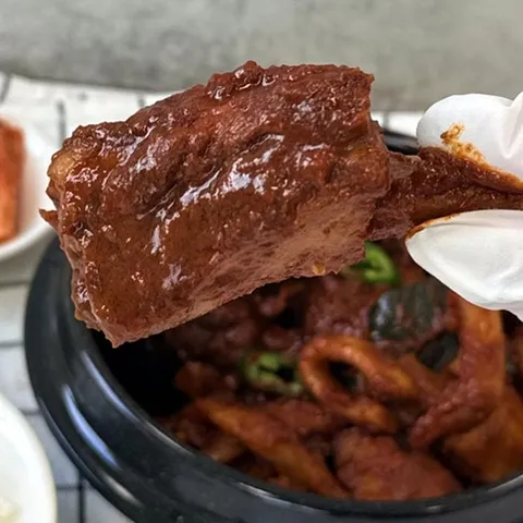 한돈 매운 돼지 갈비 찜 700g 양념돼지갈비 찜 갈비 매운갈비찜 돼지 양념갈비 찜 캠핑돼지갈비 돈갈비
