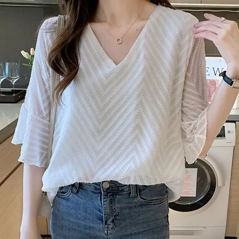 (엄지척) 흰블라우스 브이넥 지그재그 패턴 데일리룩_19660615_667501