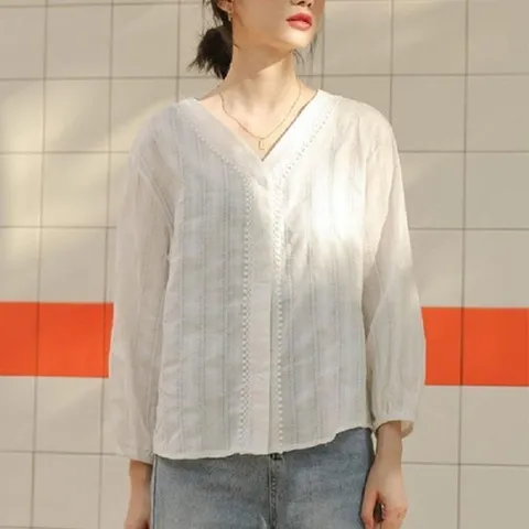 (블로썸스틸) 블로썸스틸 브이넥 펀칭 세로줄 블라우스 LM-0683 (40817699A)