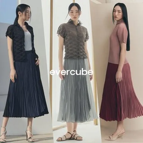 에바큐브 24SS 360도 배색 플리츠 스커트