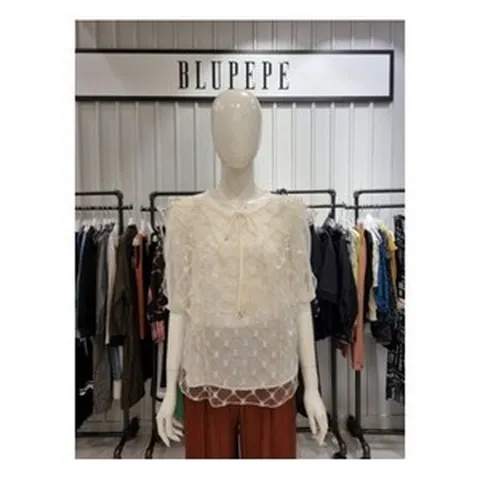 [블루페페] NC엑스코점 금사테두리패턴 반팔 라운드 리본 블라우스 P203MSC010IV