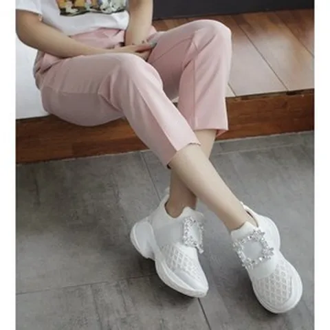 눈물의 여왕 해인 슈즈 여성 스니커즈 (3차 완판 판매) 블랙 화이트 실버 (225mm~250mm) 정사이즈로 주문해주세요. 한치수 크게주문하시면 클 수 있어요.