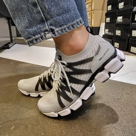 밸롭bc 남녀공용 1+1 반값할인 (블랙/그레이) 신고벗기편한 발이 작아보이는 발편한 티바트3.0 발등을 감싸주는 니트소재 운동화 *빠른출고*뉴코아부천점