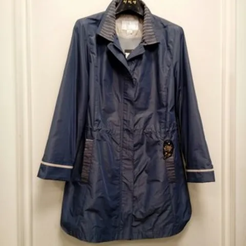 이헌영패션 봄 가을 점퍼 (50+추가10%)세일!! 카라 주머니단 스트라이프자수 소매단 배색 새틴원단 허리 스트링조절 브로치세트 허벅지기장 단정한 점퍼 블루 66 77 88 99