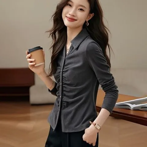 ROYALBELLE 여성 오픈카라 슬림핏 티셔츠 날씬한 싱글버튼 허리조임 셔링 긴팔 티 D0111625