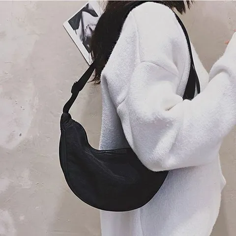 여자 미니 반달 모양 데일리백 심플 디자인 크로스백