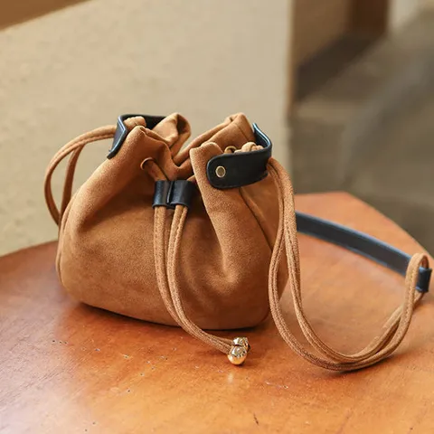 [클리어런스 세일] 스웨이드 복주머니 숄더백