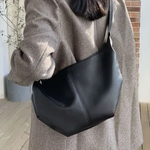 여성핸드백 소프트한 래더 소재 멋스러운 반달 쉐입 크로스백