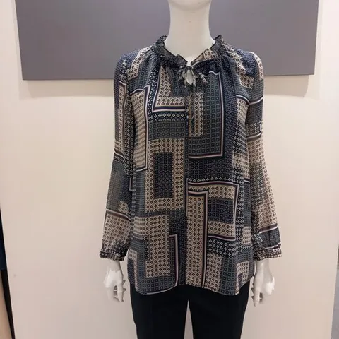 [ 롯데백화점 ][안지크]프릴넥블라우스AG1BL1140