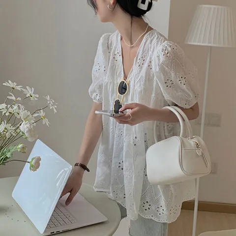 슈팅스타 / 브이넥 퍼프소매 펀칭 레이스 블라우스 1078349