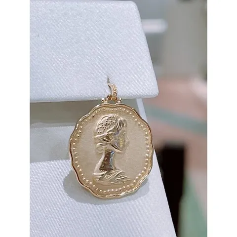 [ 현대백화점 ]미니골드 18K [아델라] 퀸 웨이비 코인 펜던트 PJUM4057-1