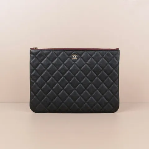 샤넬 클래식 클러치 캐비어 미디엄 금장 A82545 B