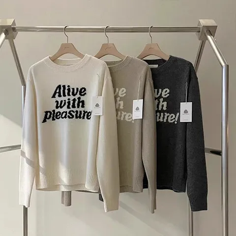 [페리엠]라운드넥 캐주얼 니트 캐주얼 레터링 프리실라니트