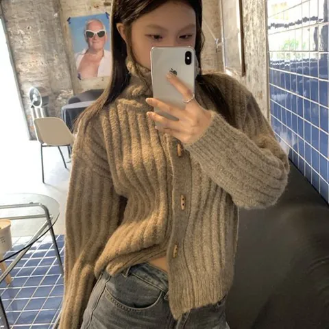 [아임아임]어게인 하이넥 떡볶이 버튼 가디건