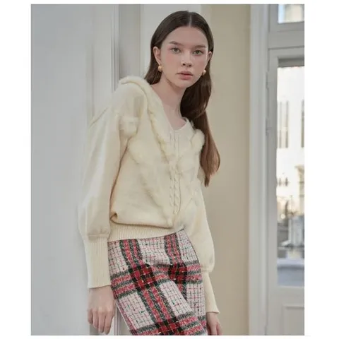 [ 롯데백화점 ][르니앤맥코이(여성)]V넥 앙고라퍼장식 니트 (ML01KN304FJY)