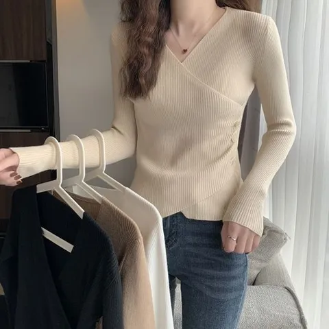 여성니트 여성 셔링 랩스타일 브이넥 단추 니트 세미크롭
