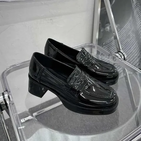 [라일리의류] Rly 광택 에나멜 소재 올블랙 클래식 디자인 미들