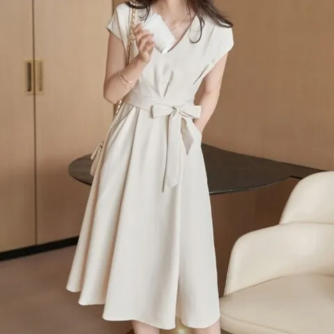 [드레스허그] 자트텍 V 라인 화이트 리본 원피스