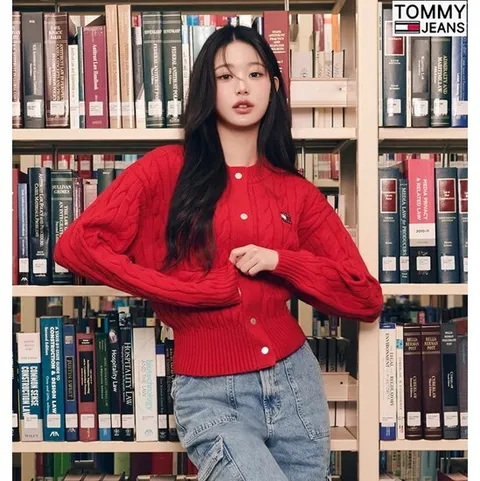 [ 롯데백화점 ]타미진스 장원영 뱃지 케이블 니트 가디건 FW 켐페인